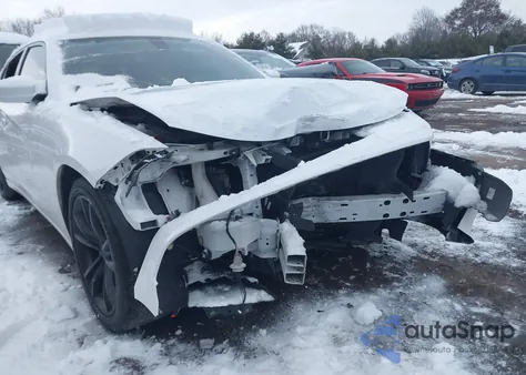 2015 Dodge Charger Road/Track z USA, uszkodzony, nr VIN 2C3CDXCT4FH741714